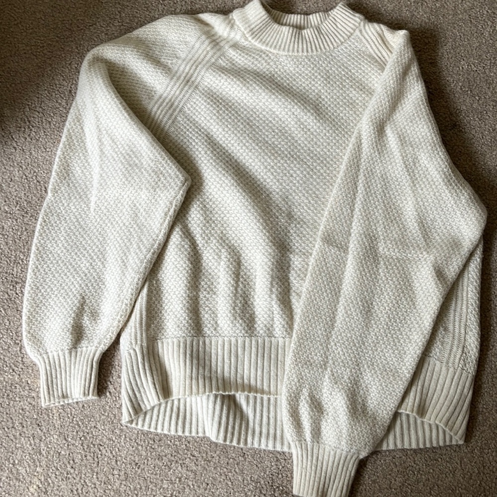 Everlane M cream cashmere sweater